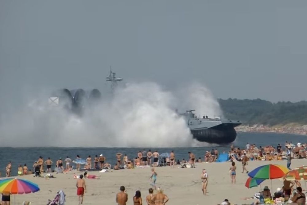 Απίστευτο! Πολεμικό πλοίο απείλησε ανθρώπους σε παραλία! (video)