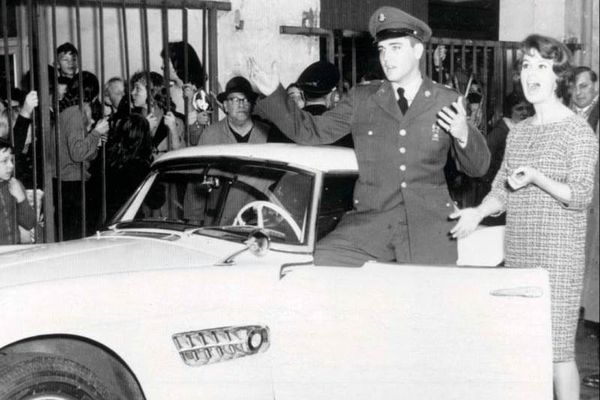 H BMW 507 Roadster του Elvis θα γυαλίζει πάλι όπως στα χέρια του Βασιλιά του Rock n’ Roll
