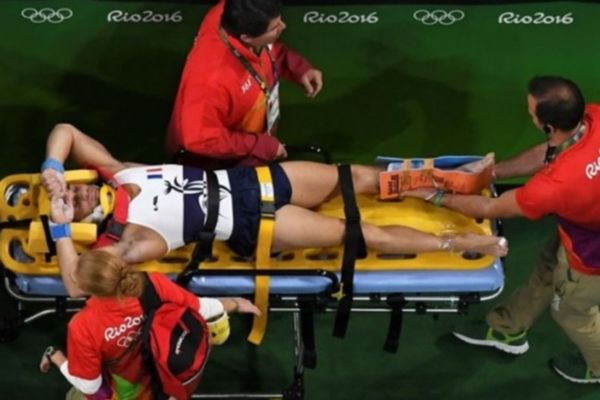  Ρίο 2016: Απίστευτο! Ο Γάλλος γυμναστής έπεσε από τα χέρια των τραυματιοφορέων! (video)