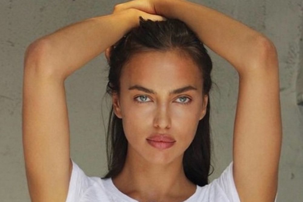 Η Irina Shayk προκάλεσε ταραχή στην παραλία
