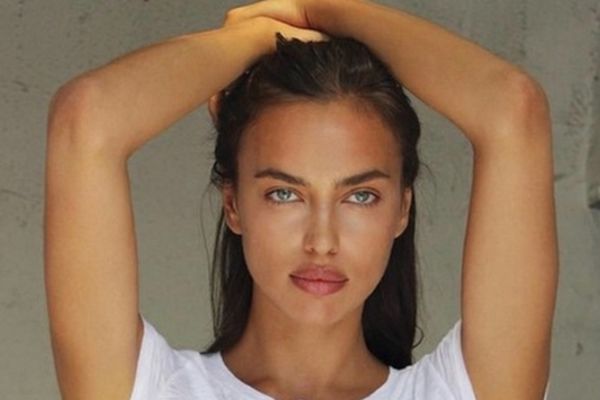 Η Irina Shayk προκάλεσε ταραχή στην παραλία