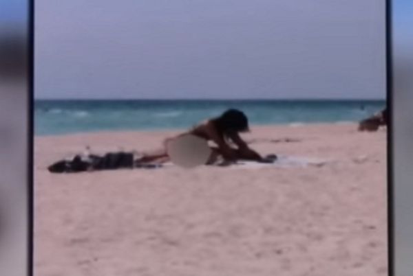 Έκαναν σεξ στην παραλία και οι δίπλα τους έβγαλαν στο Youtube! (video)