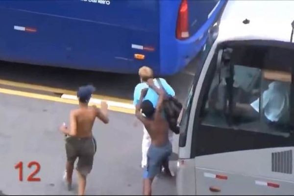 «Πάρτι» για κλέφτες: Δείτε πώς οι τσαντάκηδες «γδύνουν» τους τουρίστες στο Ρίο (Video)