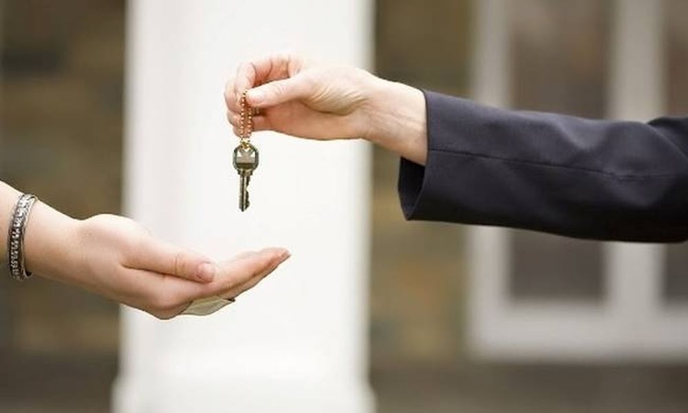 Στο σφυρί οι περιουσίες των Ελλήνων: Συνεχίζονται οι πλειστηριασμοί για χρέη στο δημόσιο