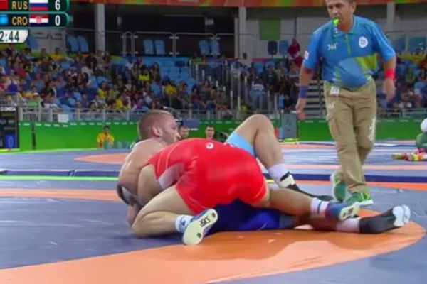 Ρίο 2016: Λιποθύμισε, πάλεψε και κέρδισε το χρυσό! (video)