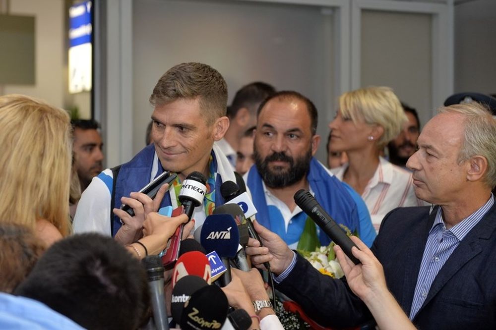 ΔΕΙΤΕ LIVE: Στην Ελλάδα ο Σπύρος Γιαννιώτης - Ντροπή ούτε ένας επίσημος
