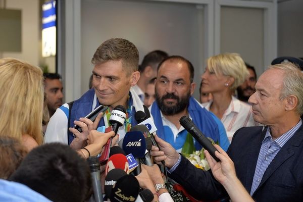 ΔΕΙΤΕ LIVE: Στην Ελλάδα ο Σπύρος Γιαννιώτης - Ντροπή ούτε ένας επίσημος