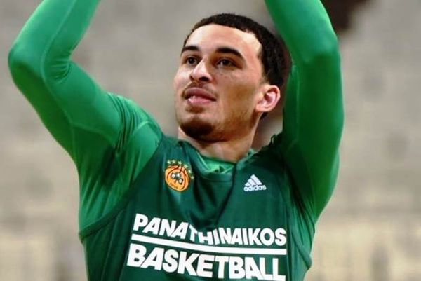 «Έρωτα» με την Αθήνα ο Τζέιμς (pic)