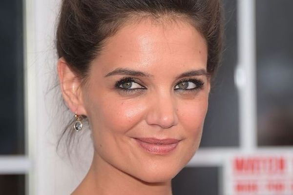 Η Katie Holmes κατάφερε να κάνει την απλότητα σέξι και εντυπωσιακή!