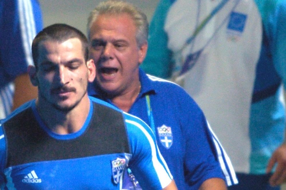 «Γελάω με την εφημερίδα του… λαού, θα φάνε τα μούτρα τους! O Πύρρος δεν κατεβαίνει από τον Όλυμπο!» 