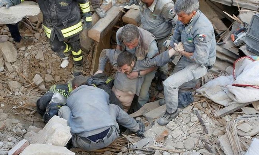  Σεισμός στην Ιταλία: Θρήνος στα χαλάσματα - Δεκάδες νεκροί και εκατοντάδες τραυματίες (pics+vid)