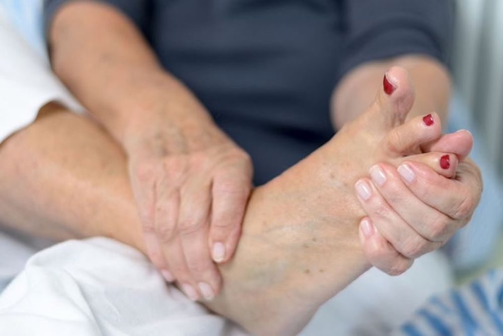 Πρησμένα πόδια: Πότε «δείχνουν» χρόνια φλεβική ανεπάρκεια