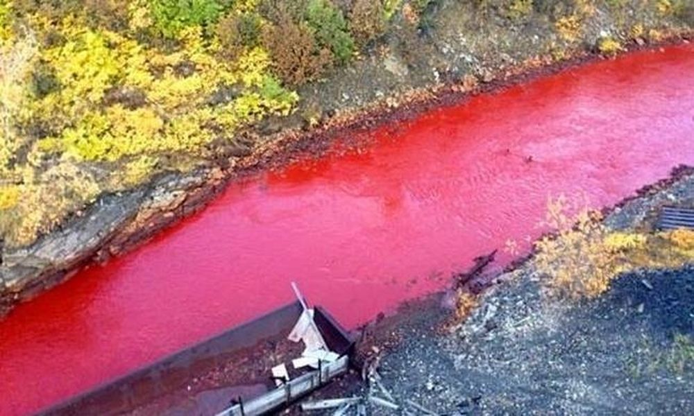 Δεν πίστευαν στα μάτια τους: Ποτάμι στη Ρωσία έγινε... κόκκινο! (pics)