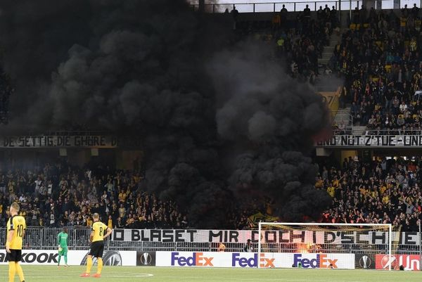  Οπαδοί της Γιουνγκ Μπόις έβαλαν φωτιά στο γήπεδο! (photos)
