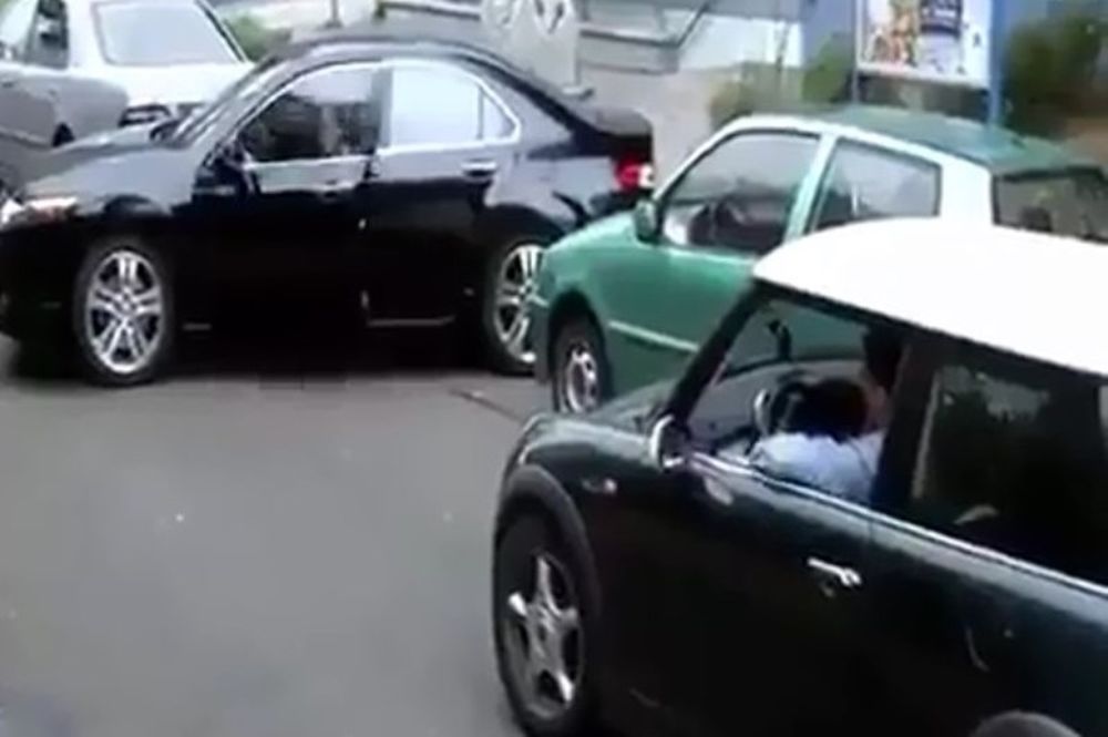 Αυτό είναι το πιο… επικό παρκάρισμα! (videο)