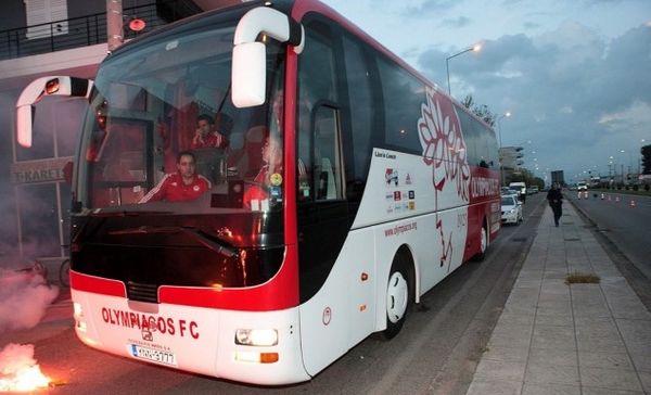 Επίθεση στο πούλμαν του Ολυμπιακού