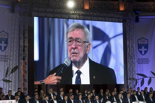 «Λύγισε» ο τέως βασιλιάς στην εκδήλωση της ΕΟΕ για τους Ολυμπιονίκες (video)