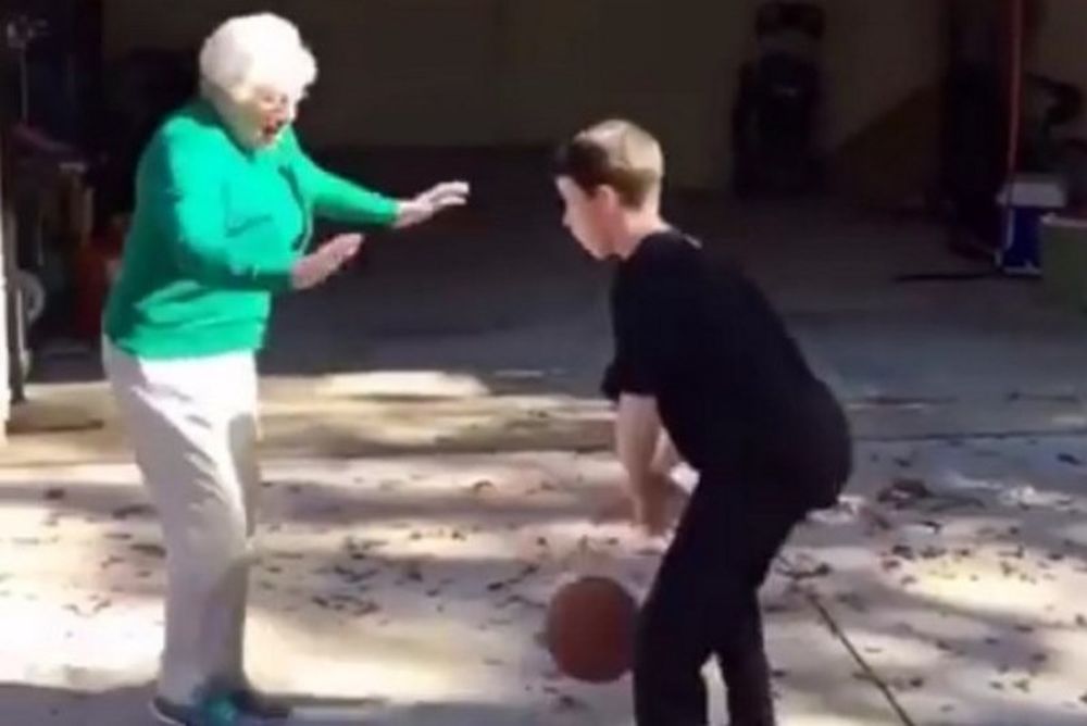 Τρελό γέλιο! Γιαγιά παίζει… άμυνα και.. ξαπλώνει στο έδαφος! (video)