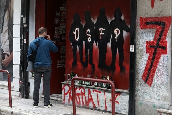 Καρέ καρέ η επίθεση με χειροβομβίδα στον σύνδεσμο του Ολυμπιακού (photos)