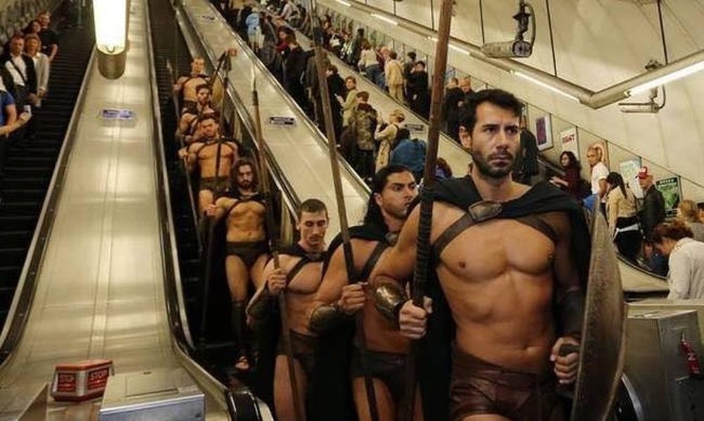 Σπαρτιάτες πολεμιστές στο Μετρό του Λονδίνου
