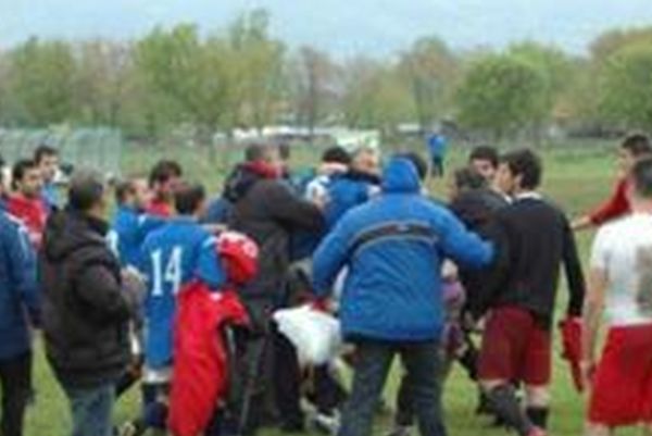 Πυροβολισμοί, μπουνιές και κλωτσιές σε γήπεδο της Γ' Εθνικής!