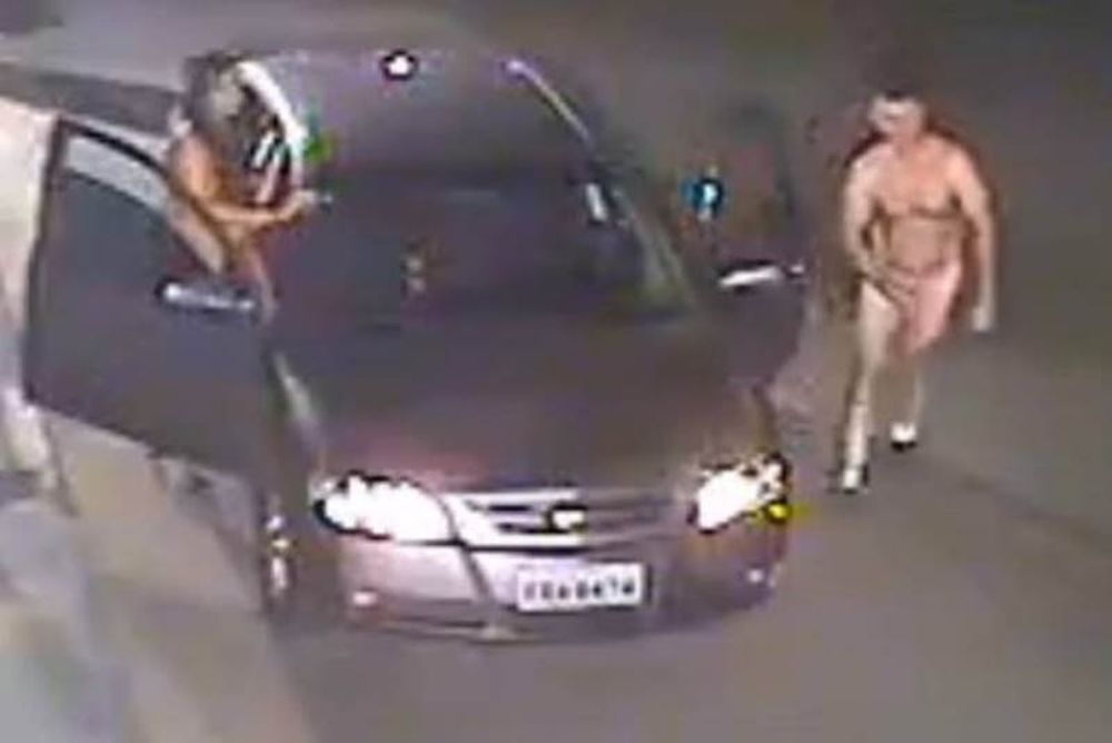 Πιο ασυγκράτητοι δεν γίνεται: Βγήκαν από το αυτοκίνητο και άρχισαν να κάνουν σεξ στο δρόμο (vid)