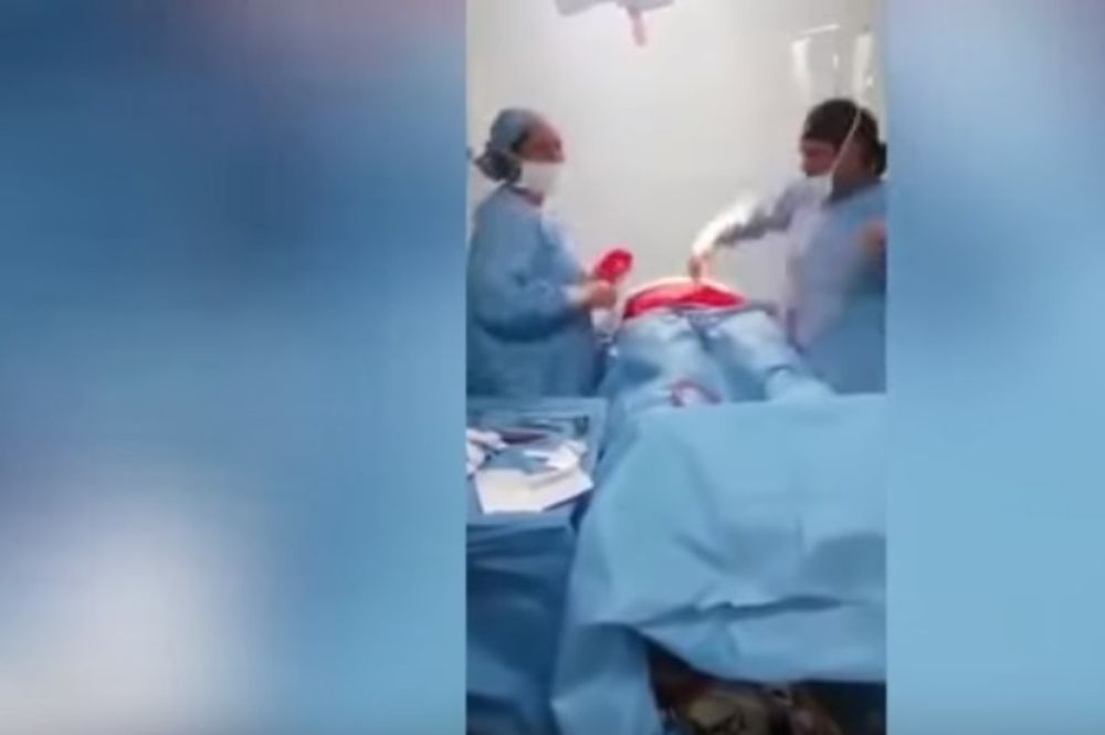 Σοκαριστικό! Γιατρός χορεύει πάνω από ασθενή κρατώντας τα ζωτικά του όργανα (video)