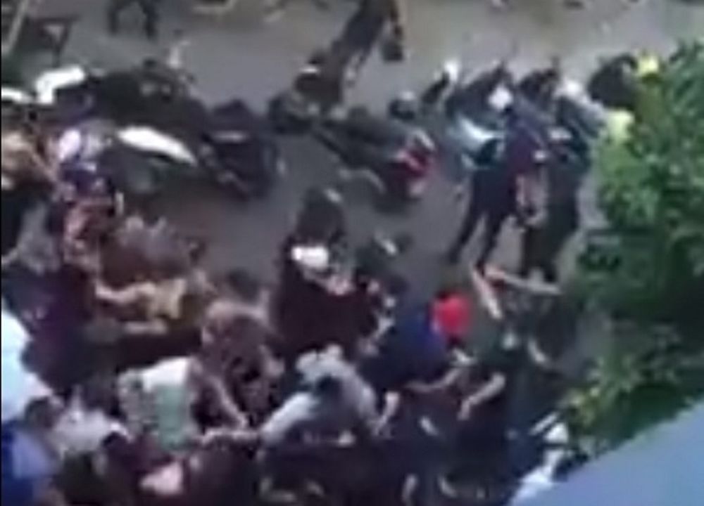 ΠΟΛΥ ΞΥΛΟ! Οι ultras της Σεβίλης επιτέθηκαν σε αστυνομικούς! (video)