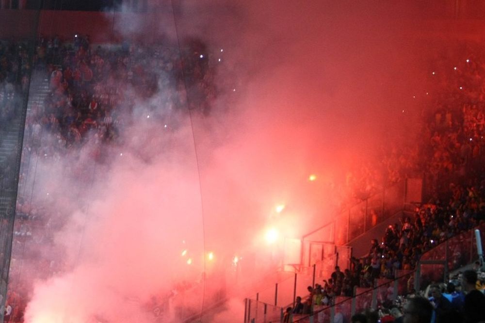  Σήκωσαν σημαία της Χρυσής Αυγής οι οπαδοί του ΑΠΟΕΛ (photo, video)
