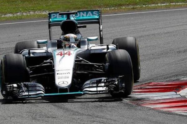 Χάμιλτον: Οκτώ κινητήρες της Mercedes στην F1 και μόνο ο δικός μου έχει πρόβλημα!