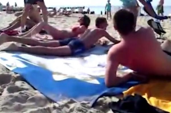 Επική φάρσα: Πήγε να ξαπλώσει και τον κατάπιε η άμμος! (video)
