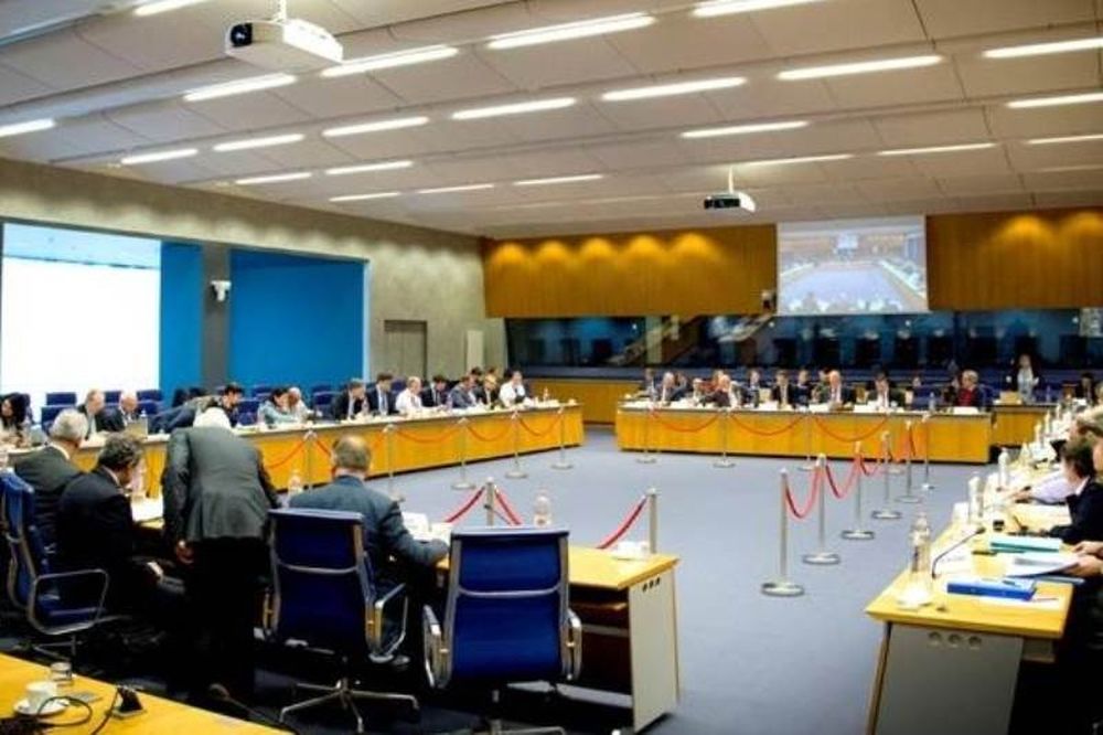 «Σφαλιάρα» από Eurogroup