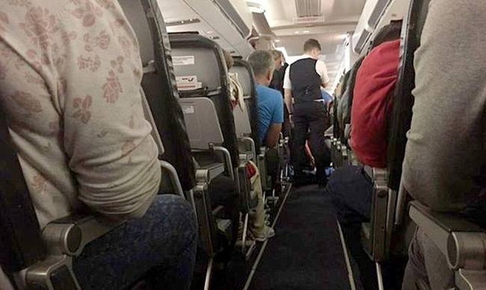 Τραγωδία στον αέρα: Πέθανε λίγο μετά την απογείωση - Ταξίδευαν με το άψυχο σώμα της (pic)