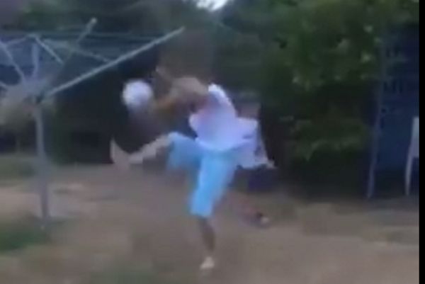 Όταν μια μητέρα έχει τα skills του Ροναλντίνιο (video)