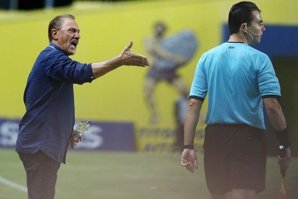 Παραμένει στα… πιτς ο Μύγας