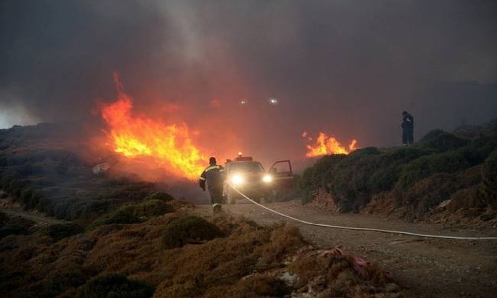 Μεγάλη φωτιά στην Άνδρο - Απειλούνται κατοικίες