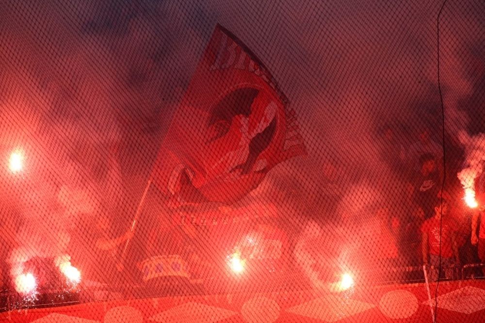Πρόστιμο στον Ολυμπιακό για τα υβριστικά συνθήματα και τις κροτίδες στο ΣΕΦ