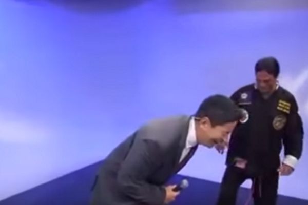 Έπος: Παρουσιαστής κάνει ρόμπα δάσκαλο πολεμικών τεχνών (video)