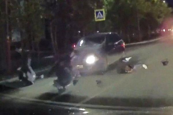 ΣΟΚ! Αυτοκίνητο παρασύρει τέσσερις πεζούς σε διάβαση! (video)
