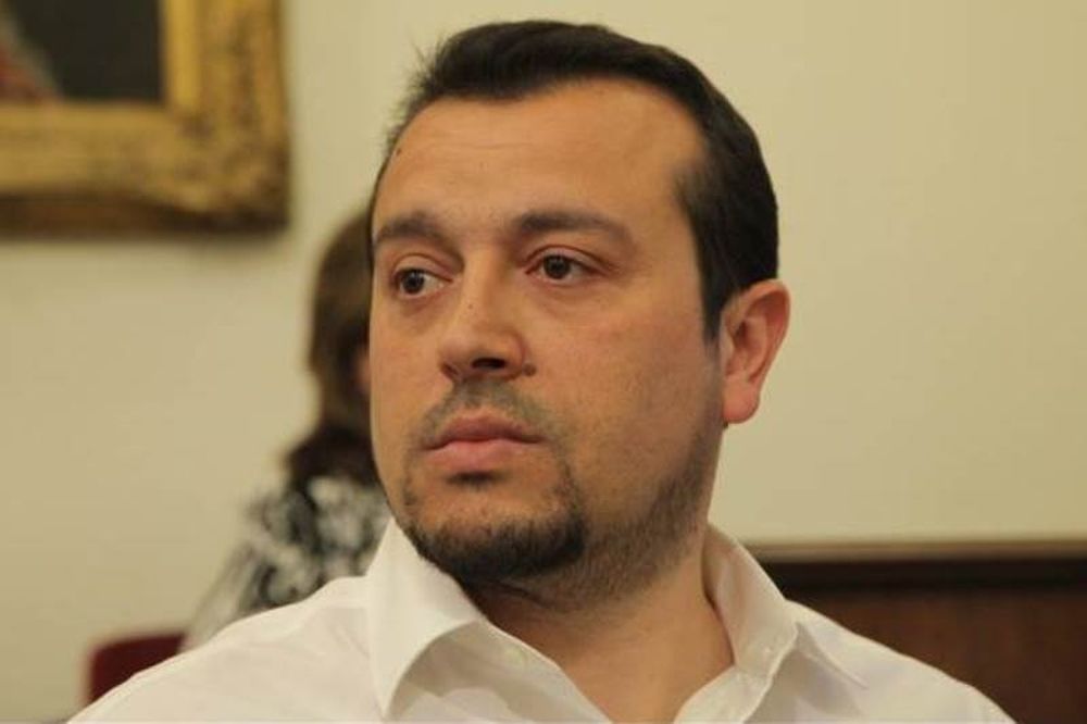 Τηλεοπτικές άδειες: Βολές Παππά κατά Μητσοτάκη στο Twitter