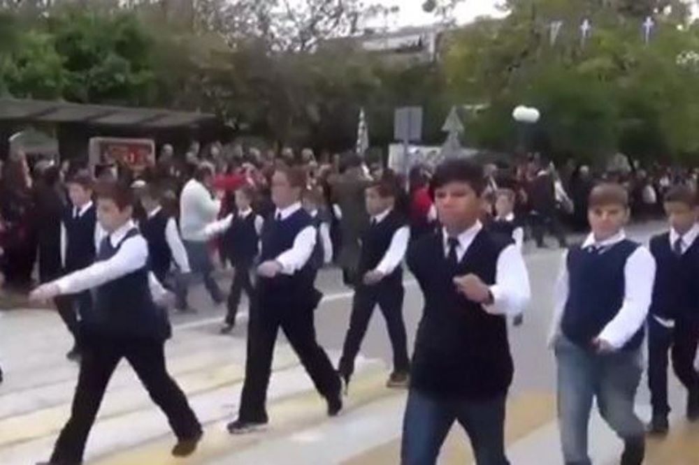 Παρέλαση 28 Οκτωβρίου: Μαθητής έκανε… DAB μπροστά σε κάμερα! (video)
