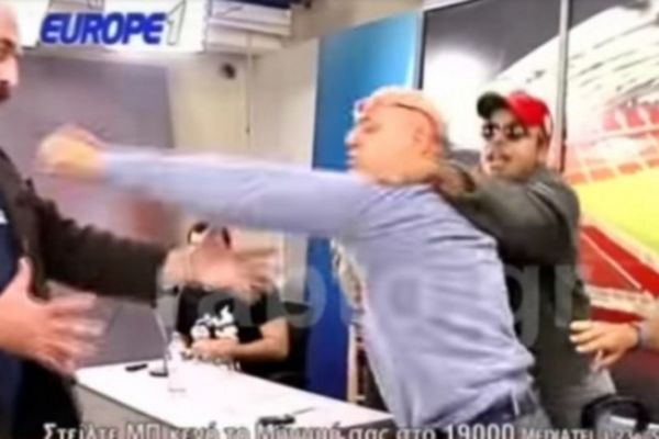 Απίστευτο! Οπαδός μπούκαρε στην εκπομπή του Ραπτόπουλου και έπαιξε ξύλο on air! (video)