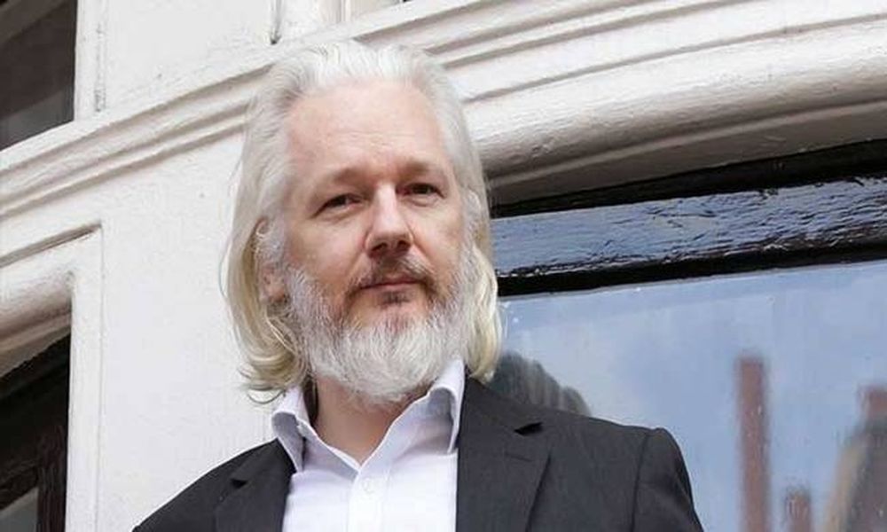 Βομβα! «Οι επόμενες αποκαλύψεις της Wikileaks θα βάλουν φυλακή την Κλίντον» (Vid