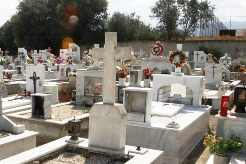 Απίστευτο! Δείτε τι μακάβριο συμβαίνει στο νεκροταφείο Τρικάλων (photos+video)