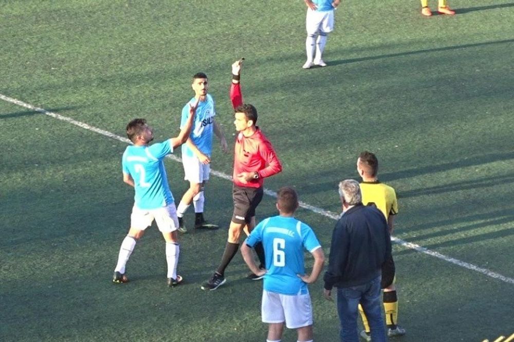 Επικό! Έλληνας διαιτητής έγινε… ρόμπα γιατί ξέχασε την κόκκινη κάρτα (videos)