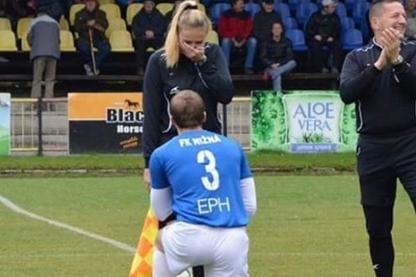 Παίκτης έκανε πρόταση γάμου σε επόπτρια την ώρα του αγώνα (video)