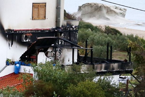 Σοκάρουν οι εικόνες από το καμένο σπίτι του Μπίκα (pics & vid)