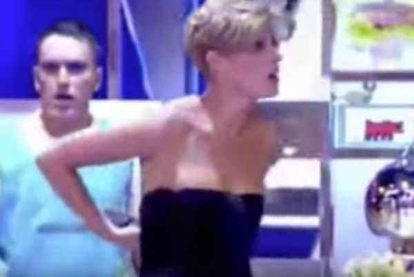Βγήκαν στη… φόρα τα στήθη παρουσιάστριας σε live μετάδοση