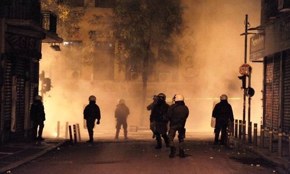  Επεισόδια Πολυτεχνείο: Δείτε τους νεαρούς να πετούν μολότοφ σε ΜΑΤ (vid)