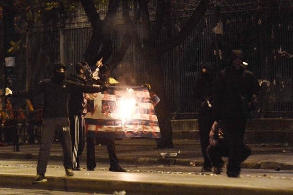 Βλάκα, η σημαία δεν είναι το Κράτος! Είναι η μάνα σου, ο πατέρας σου κι ο παππούς σου…